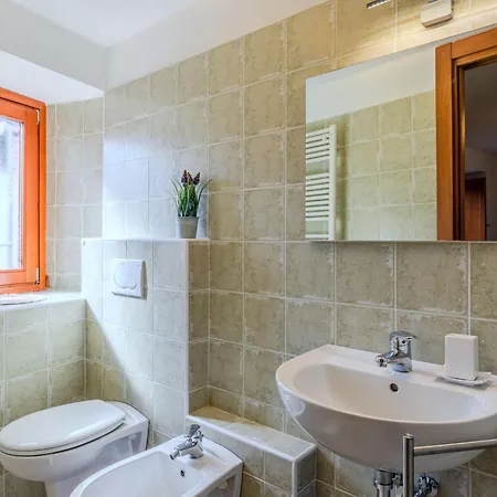 Stone House By Interhome * ジェーラ・ラーリオ